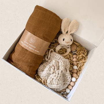 The sweetest gift box for a newborn! We've bundled 4 of our favourite gender-neutral newborn essentials into a beautiful white gift box, ready for you to gift! The box has a burlap/hessian wrap around it, with 2 precious dried flowers & artificial pampas. What's included: 100% Cotton Muslin Wrap Handmade crochet booties / socks (exclusive to this gift set!) Crochet bunny rattle & teething ring Timber & silicone beaded dummy clip 